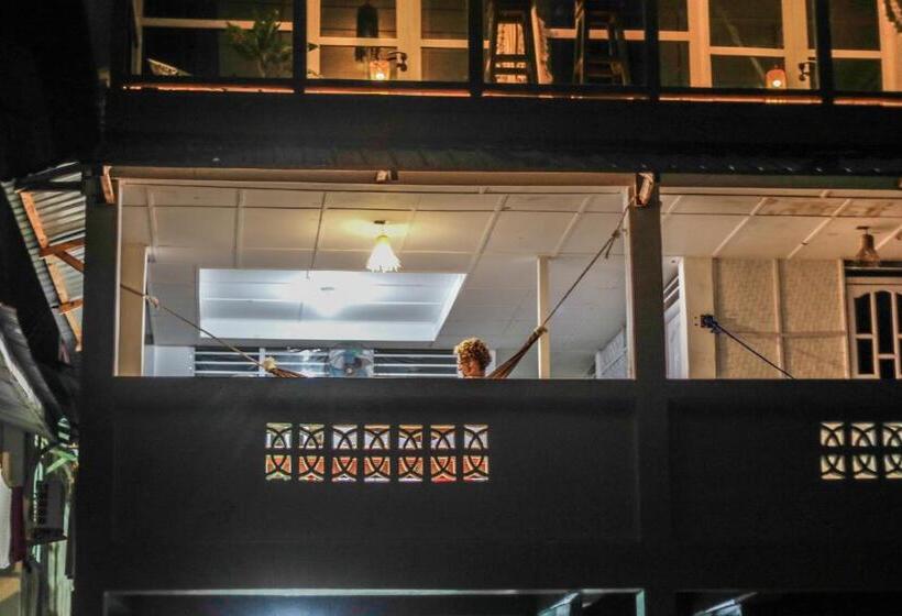 פנסיון Nias Surf Stay