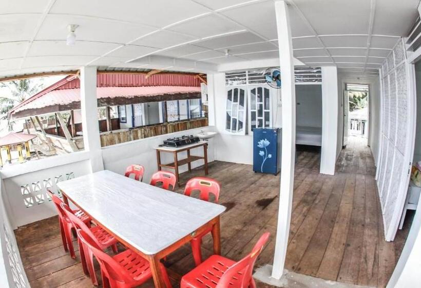 פנסיון Nias Surf Stay