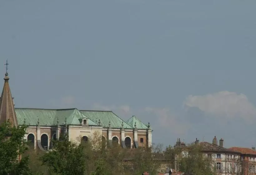 Brit Hotel Confort Montauban