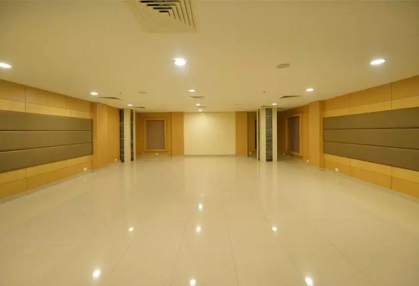 Hotel Oyo Premium Ramavarappadu Circle
