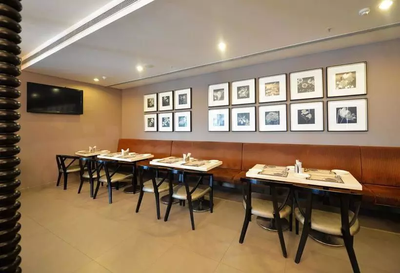 Hotel Oyo Premium Ramavarappadu Circle