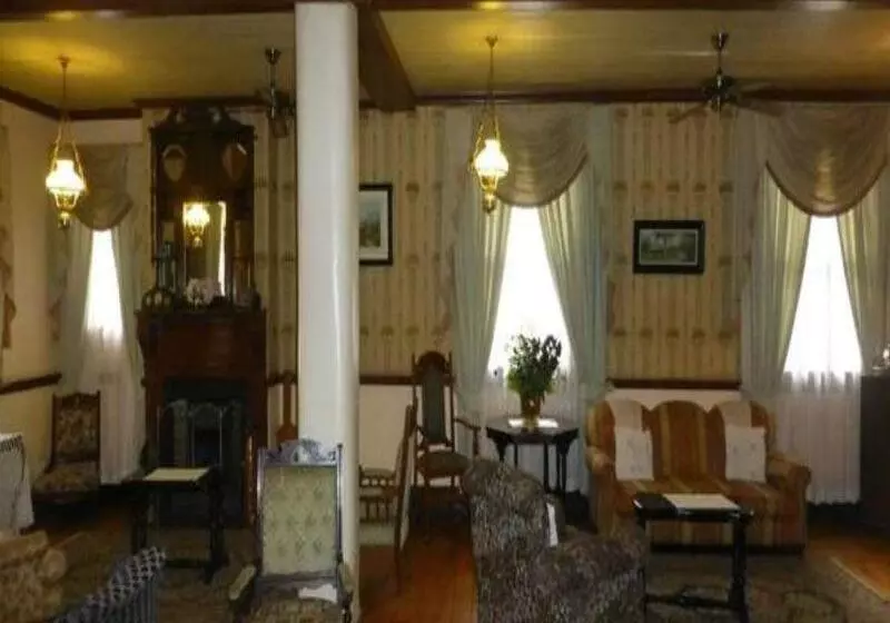 בית מלון כפרי The Royal