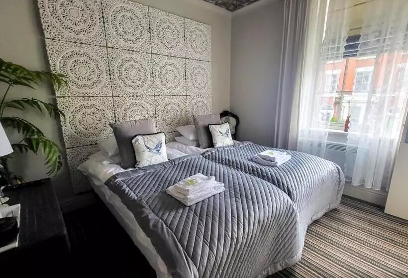 هتل Blackburne Arms ,24 Catharine Street