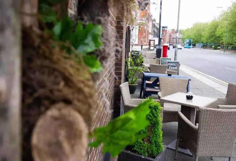 هتل Blackburne Arms ,24 Catharine Street