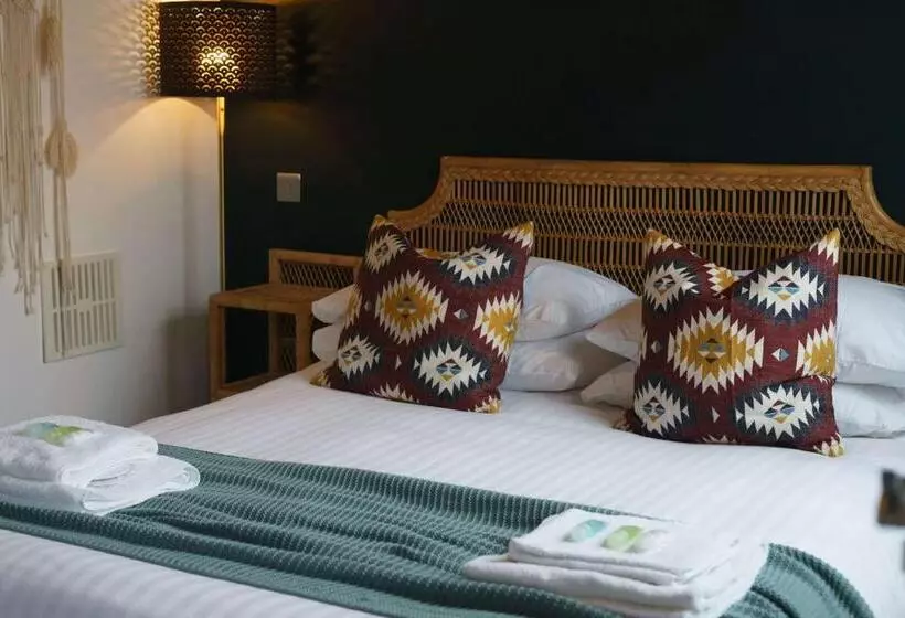 هتل Blackburne Arms ,24 Catharine Street