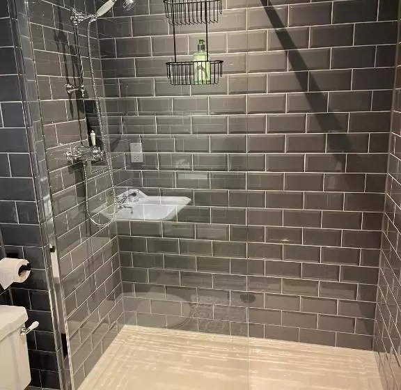 Отель The Chequers Inn