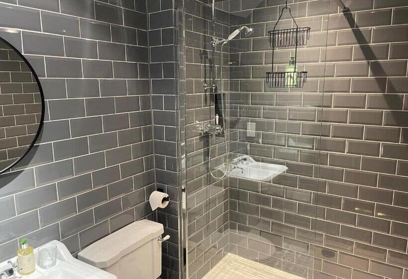 בית מלון כפרי The Chequers Inn