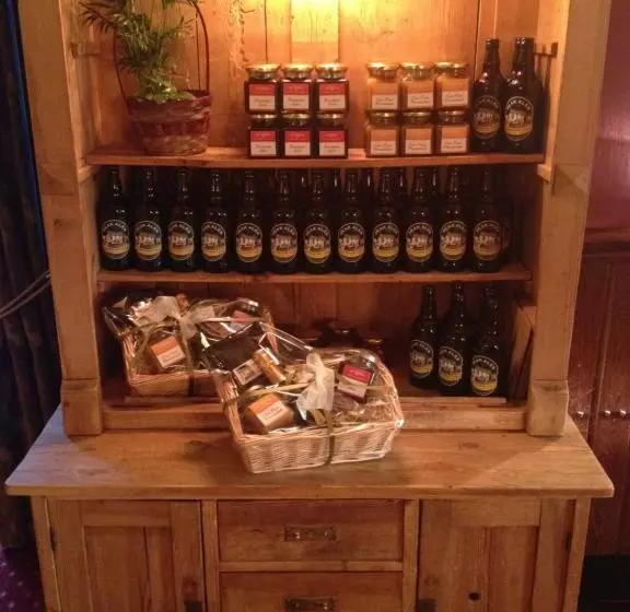 Отель The Chequers Inn