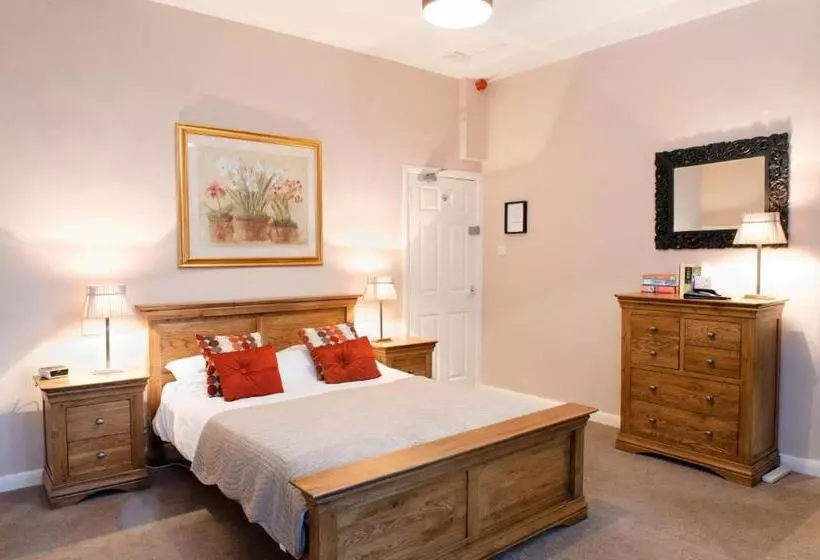 Отель The Chequers Inn