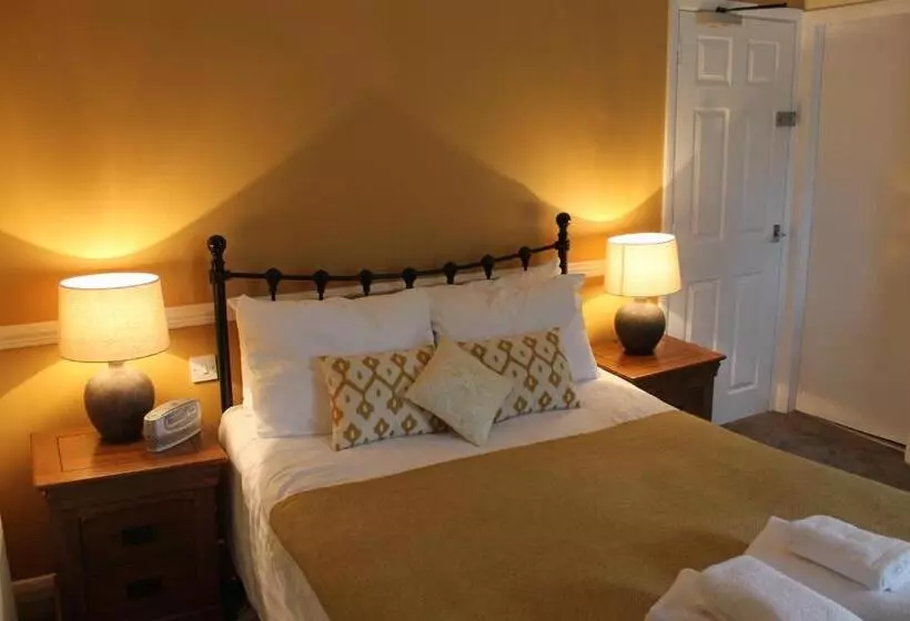 Отель The Chequers Inn