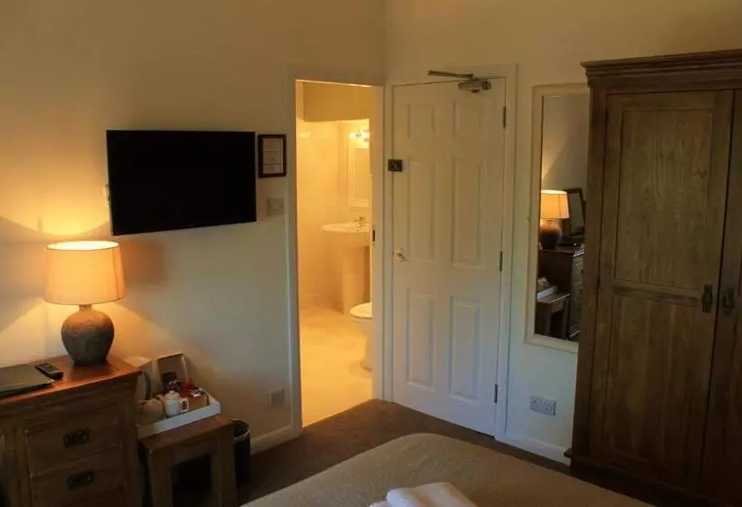 Отель The Chequers Inn