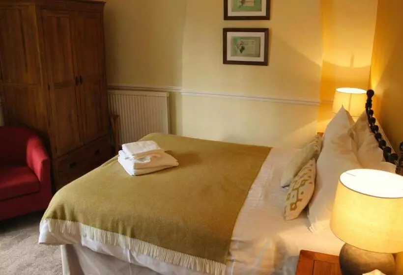 Отель The Chequers Inn