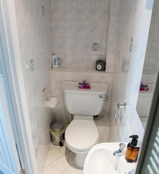 Пансион Kingsway Guesthouse   A Selection Of Single, Double And Family Rooms In A Central Location