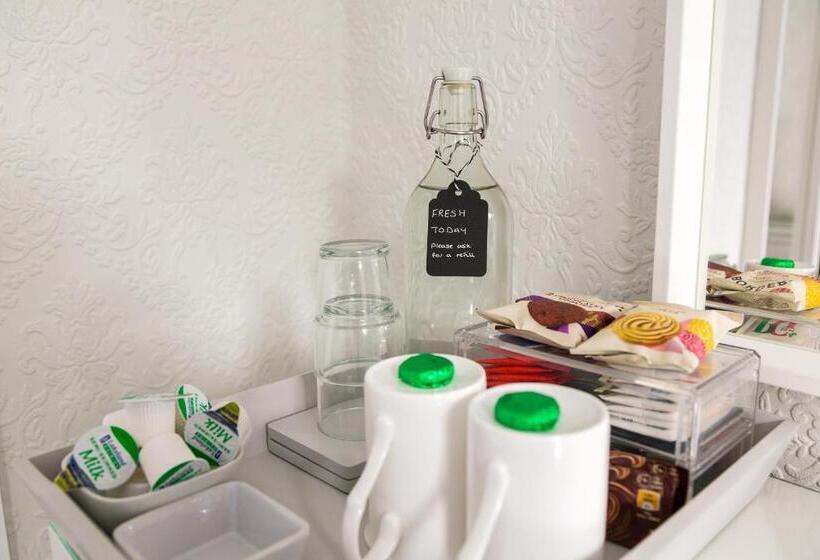 Пансион Kingsway Guesthouse   A Selection Of Single, Double And Family Rooms In A Central Location