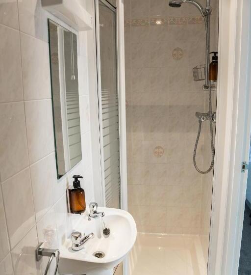 Пансион Kingsway Guesthouse   A Selection Of Single, Double And Family Rooms In A Central Location