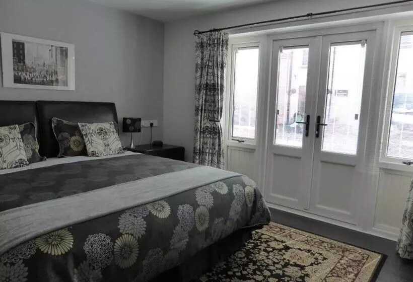 تختخواب و صبحانه Liongate House