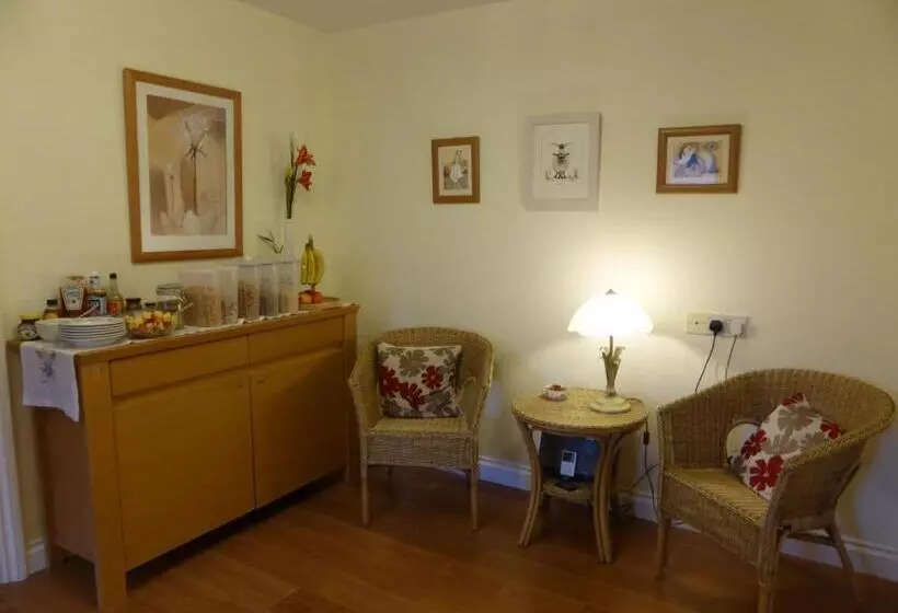 تختخواب و صبحانه Liongate House