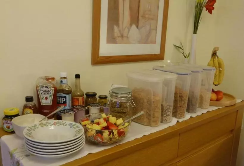 تختخواب و صبحانه Liongate House