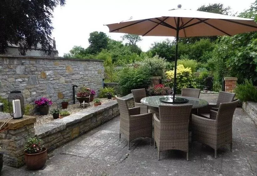 تختخواب و صبحانه Liongate House