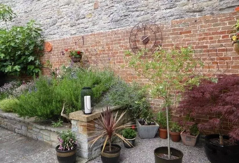 تختخواب و صبحانه Liongate House