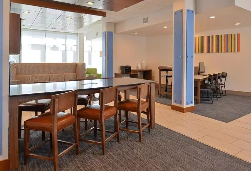 Отель Holiday Inn Express & Suites Farmington Hills   Detroit, An Ihg