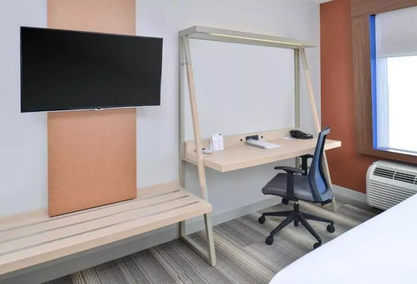 Отель Holiday Inn Express & Suites Farmington Hills   Detroit, An Ihg