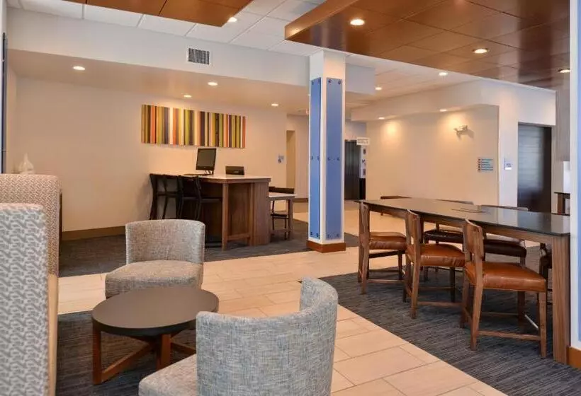 Отель Holiday Inn Express & Suites Farmington Hills   Detroit, An Ihg