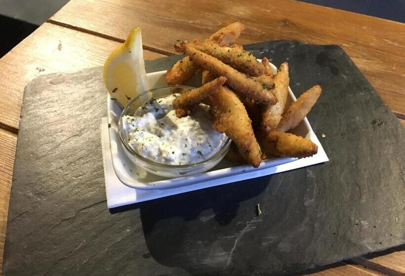 Отель Kings Head Holt