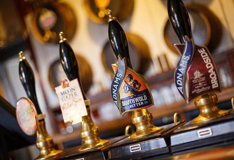 Отель Kings Head Holt