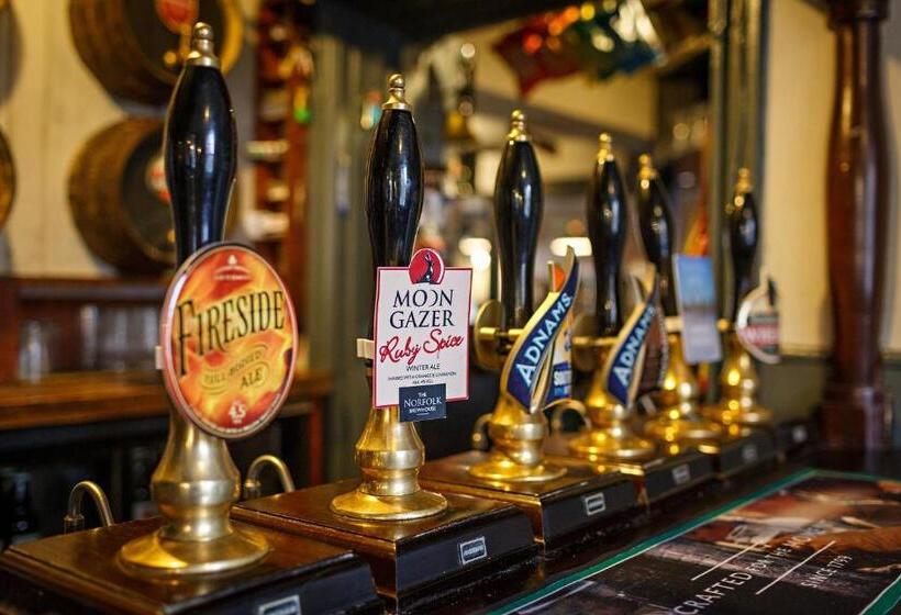 Отель Kings Head Holt