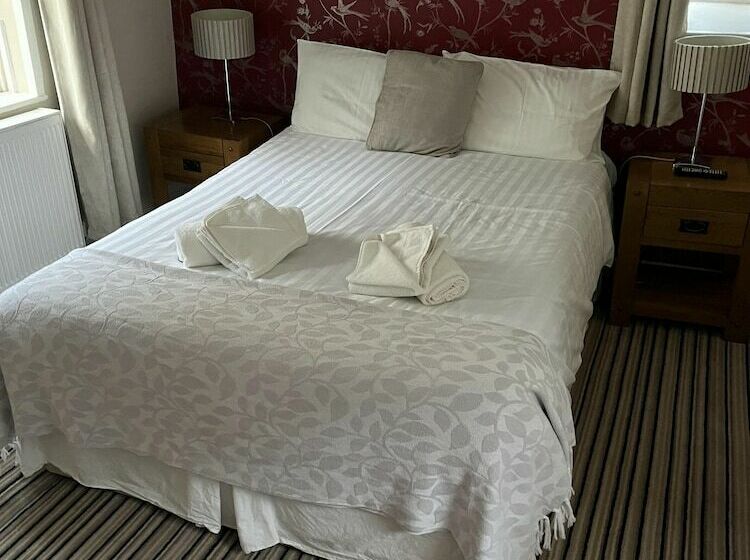 בית מלון כפרי The Castle Tavern