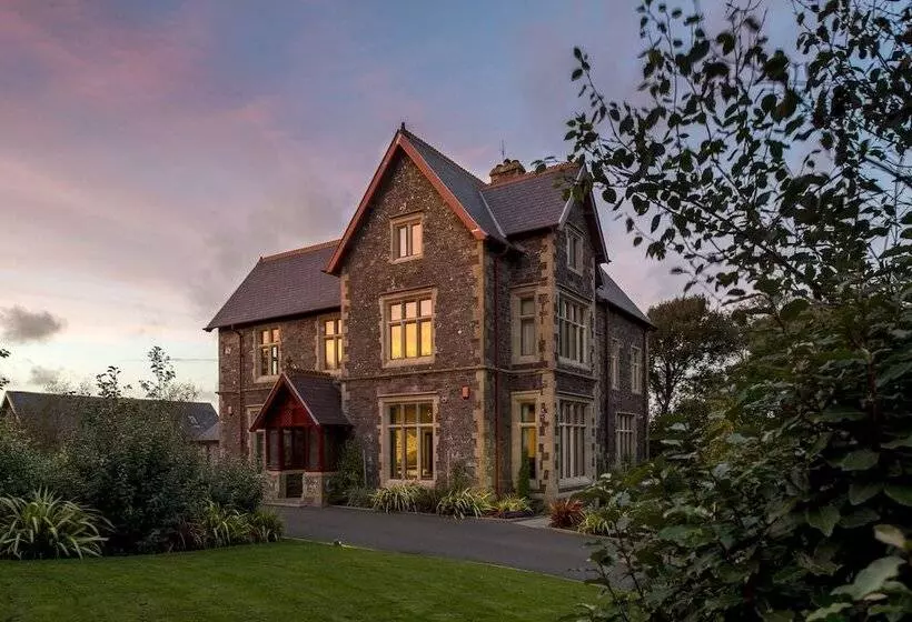 펜션 Penrhiw Priory