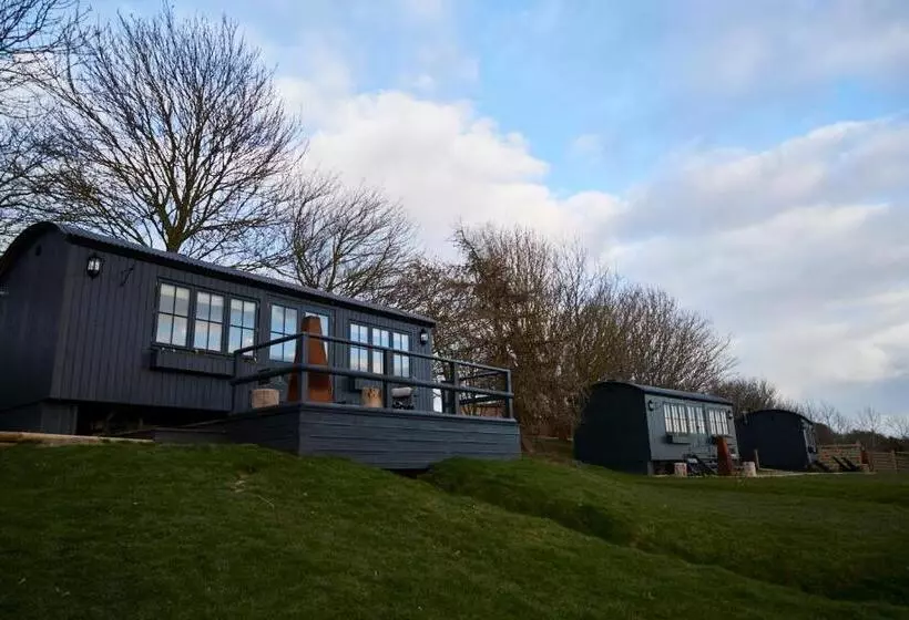 Hotel Hog Deer Creek   At Port Lympne Reserve