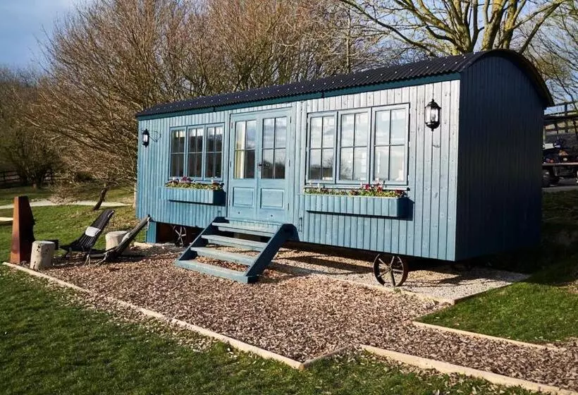 Hotel Hog Deer Creek   At Port Lympne Reserve