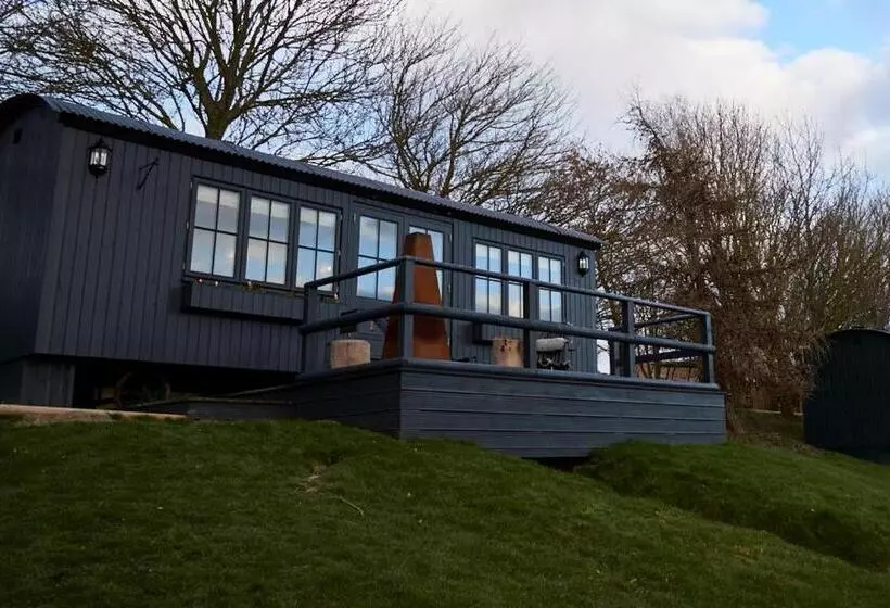 Hotel Hog Deer Creek   At Port Lympne Reserve