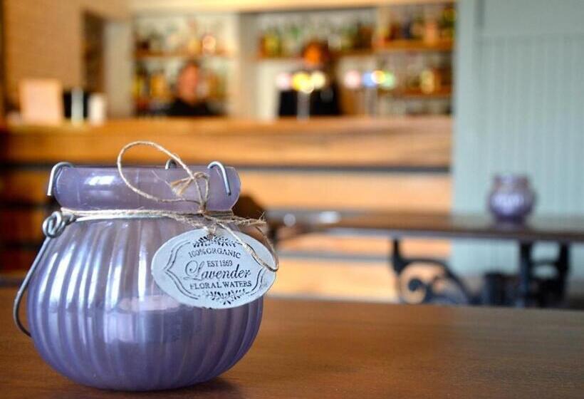 Отель The Courie Inn