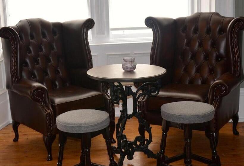 Отель The Courie Inn