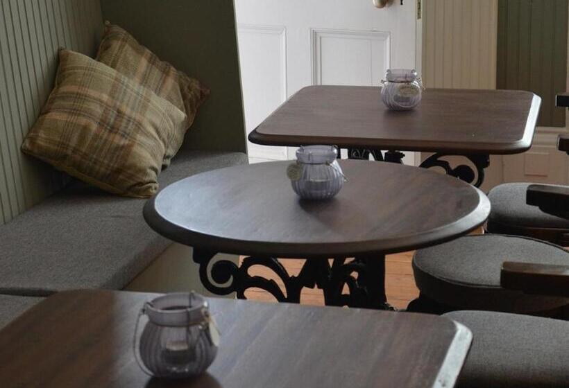 Отель The Courie Inn