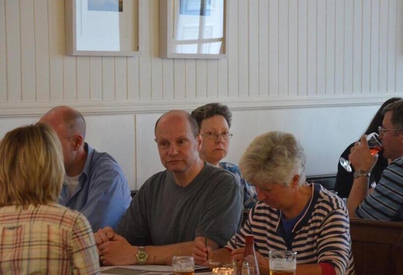 Отель The Courie Inn