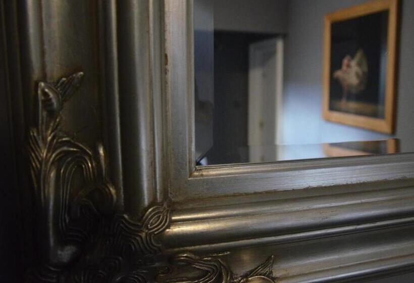 Отель The Courie Inn