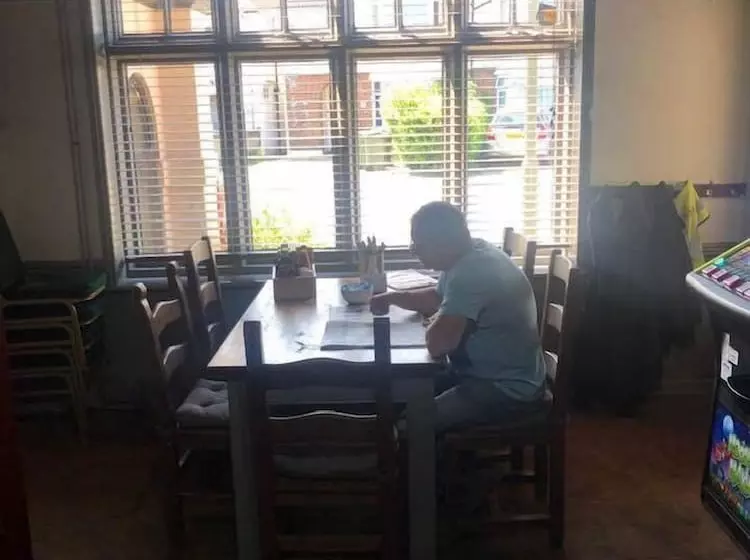 هتل The Holroyd Arms