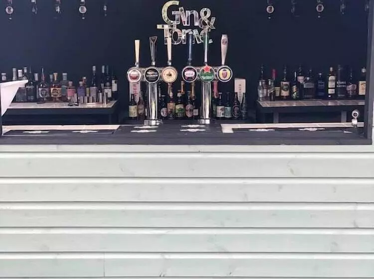 هتل The Holroyd Arms