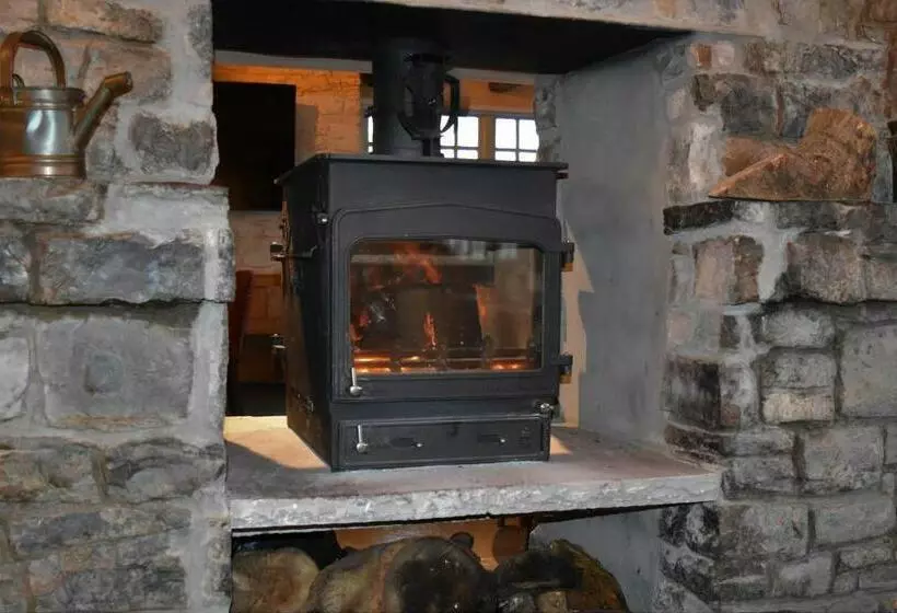 Otel Three Horseshoes Country Inn