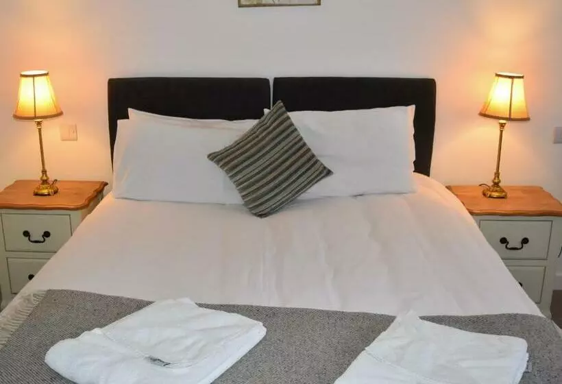 Otel Three Horseshoes Country Inn