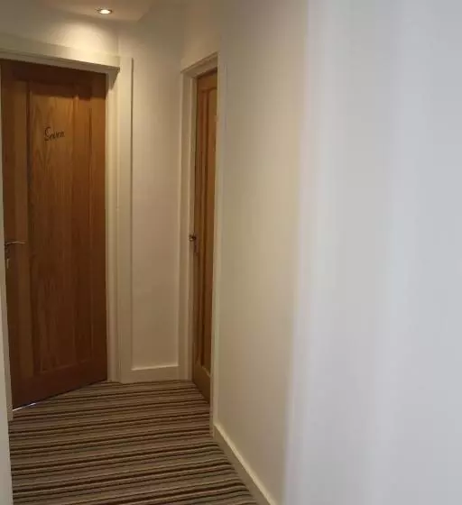 Otel Three Horseshoes Country Inn