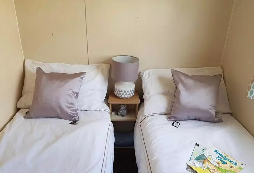 Отель Pool Garden 2br Parking Wifi Sleeps6