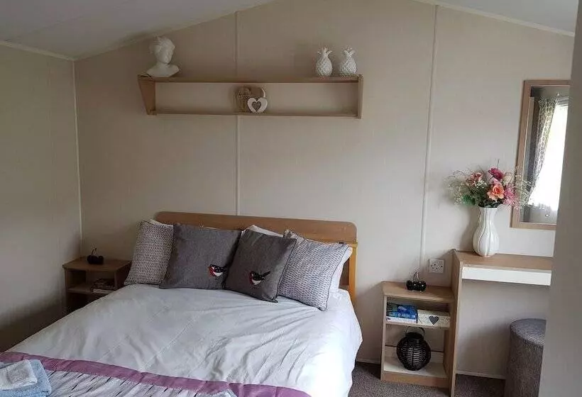 Отель Pool Garden 2br Parking Wifi Sleeps6