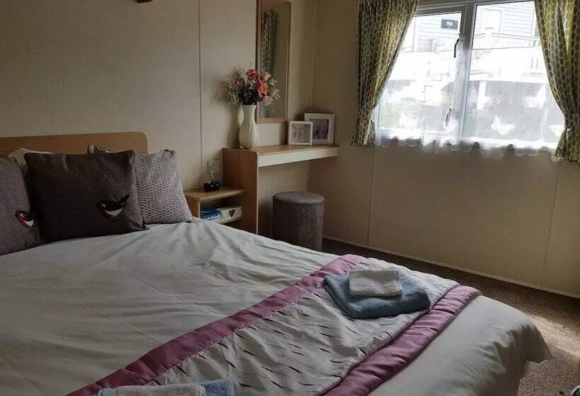 Отель Pool Garden 2br Parking Wifi Sleeps6