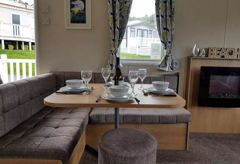 Отель Pool Garden 2br Parking Wifi Sleeps6