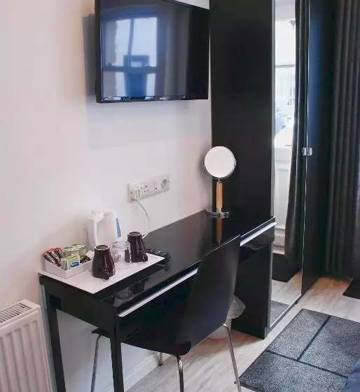 Majatalo Miller House Courtyard